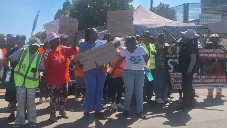 Members of the public calling for a life sentence for the Soweto child murder suspect. eNCA/Bafedile Moerane