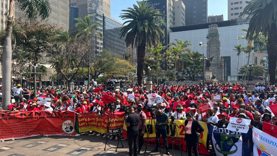 Unions picketed at the Reserve Bank, JSE and Parliament. eNCA