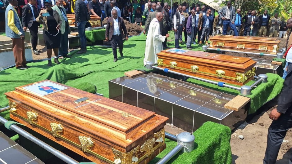 Mhatu Family buries relatives 