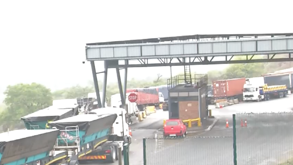 Trucks standing at the Lebombo border post.