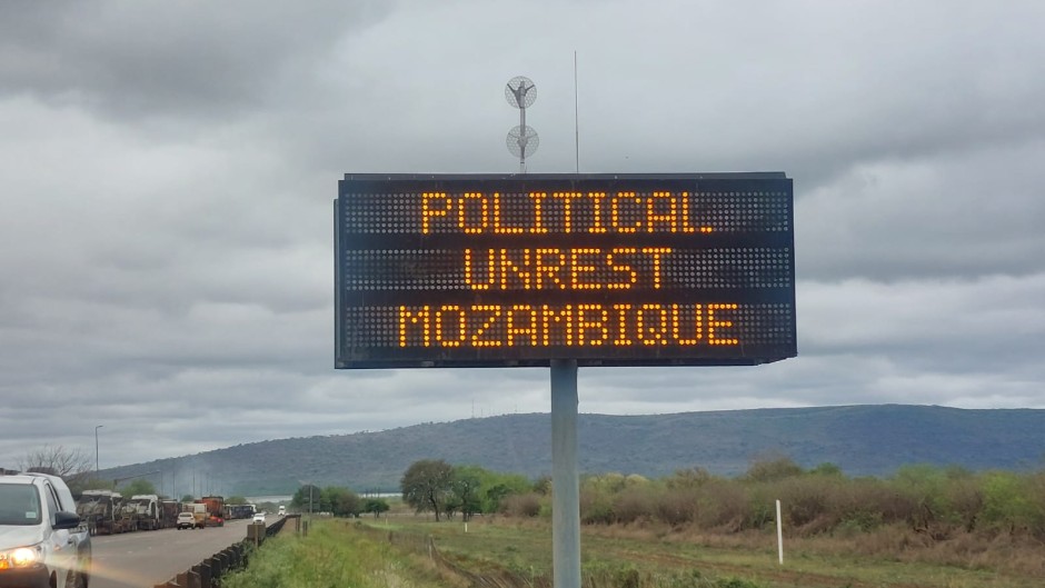 A sign warning motorists of unrest in Mozambique. eNCA/Hloni Mtimkulu