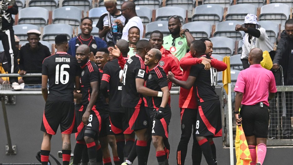 Deano van Rooyen of Orlando Pirates celebrates a goal with his teammates. BackpagePix/Sydney Mahlangu