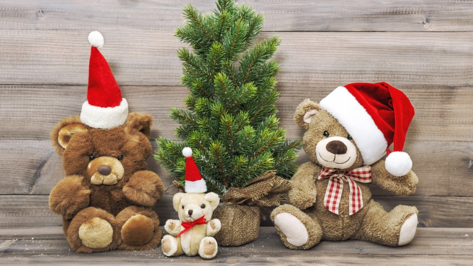 Teddy bears and a Christmas tree. GettyImages/LiliGraphie