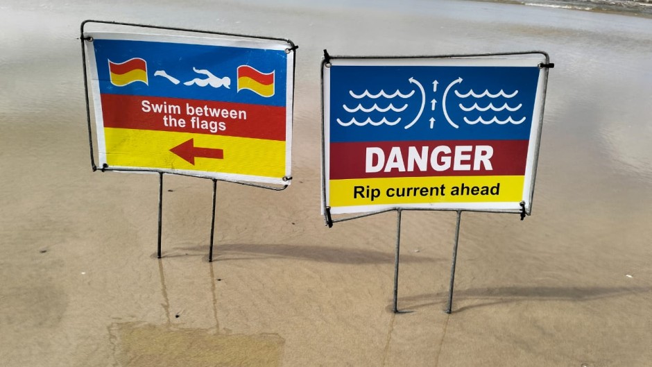 Warnings for swimming conditions on a beach. eNCA/Ronald Masinda