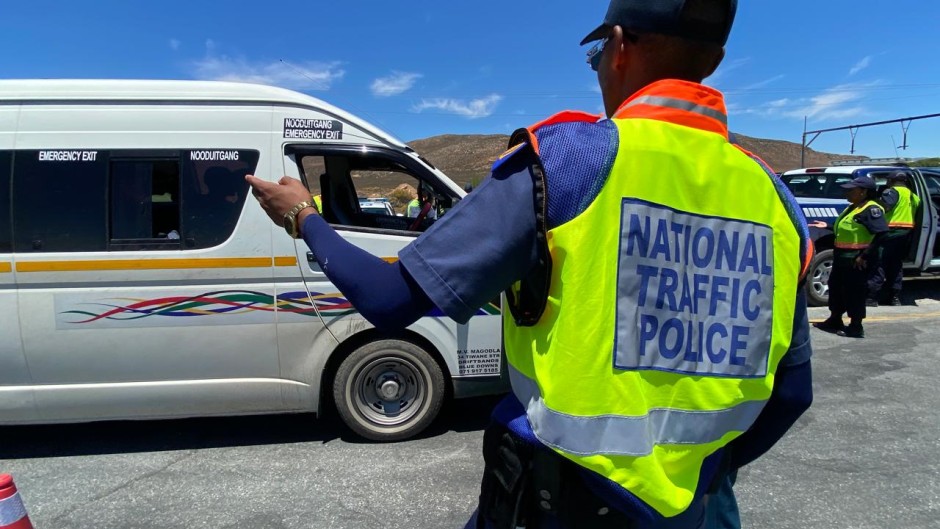 A traffic officer at a roadblock. eNCA/Kevin Brandt