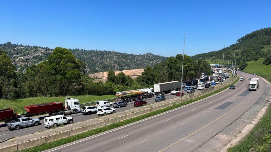 The N3 north to Gauteng is busy as the exodus of holidaymakers begins. eNCA/Zanele Buthelezi