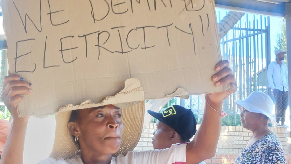 One of the protesters with a sign. eNCA/Hloni Mtimkulu