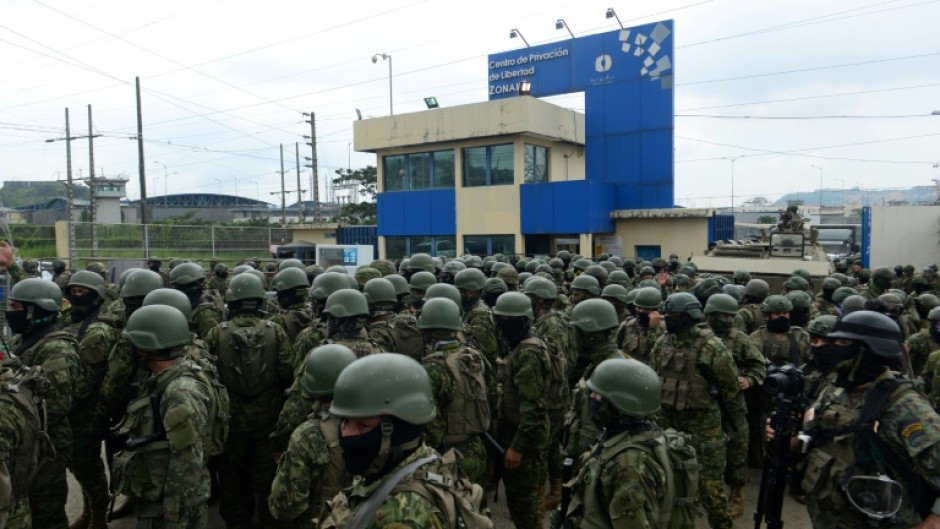 Members of the Ecuadoran Armed Forces take part in an operation to transfer the head of the powerful 'Los Choneros' gang