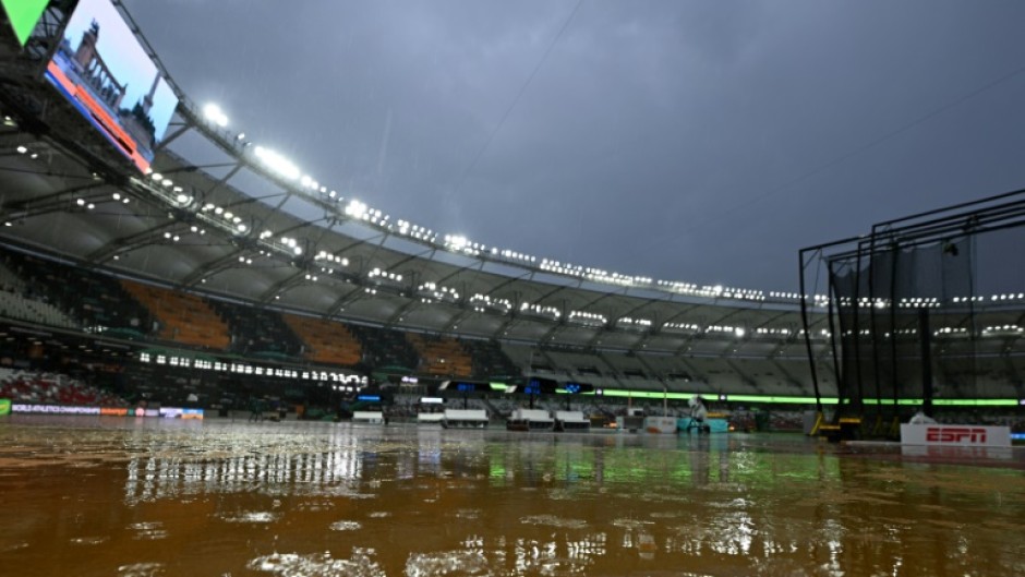 Heavy rain delays the start of the World Athletics Championships