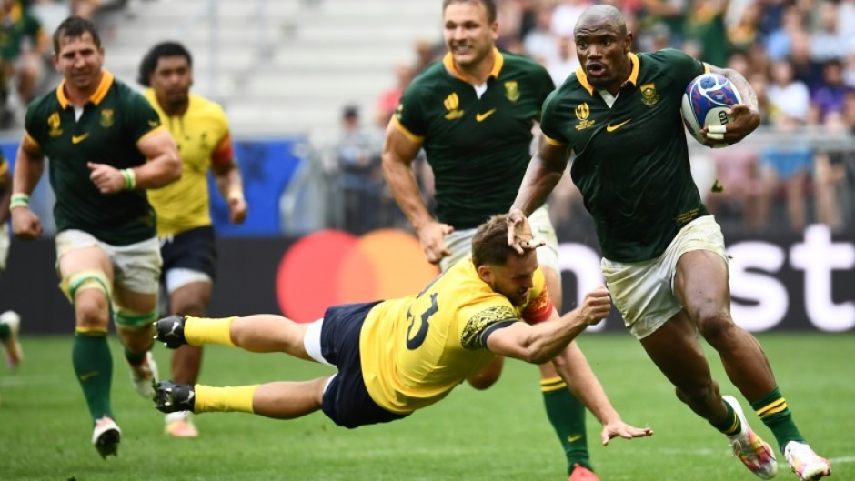 Makazole Mapimpi (R) chalks up South Africa's ninth try against Romania in a 76-0 win