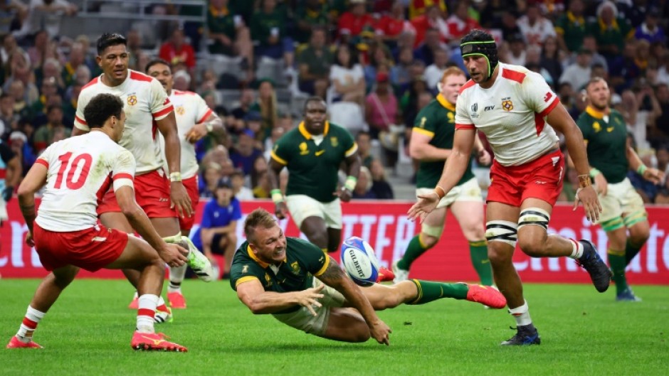 South Africa centre Andre Esterhuizen fights for the ball with Tonga lock Adam Coleman (R)