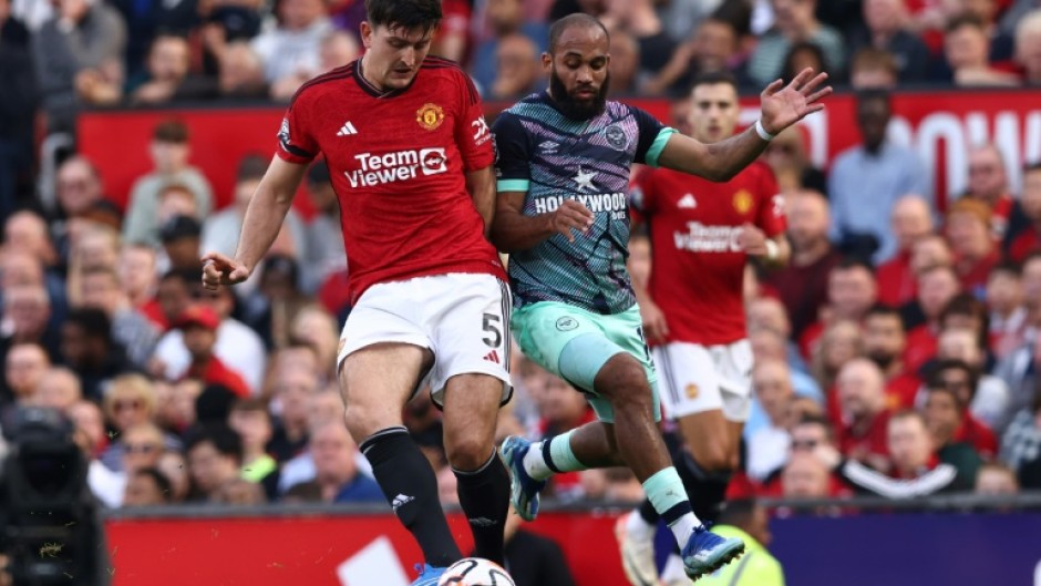 Manchester United defender Harry Maguire (L)