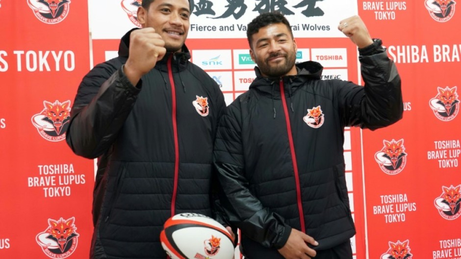 New Zealand playmakers Richie Mo'unga (R) and Shannon Frizell pose during a press conference