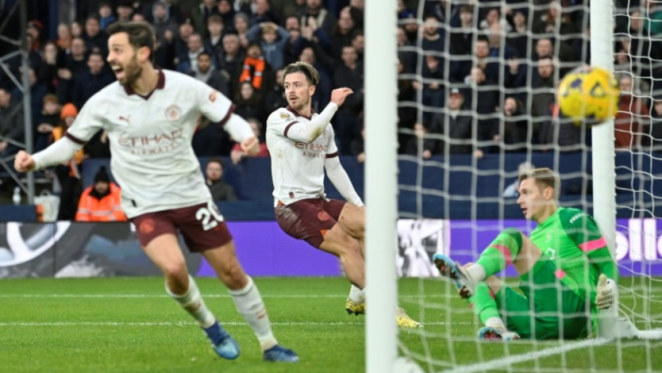 Manchester City fought back to win 2-1 at Luton