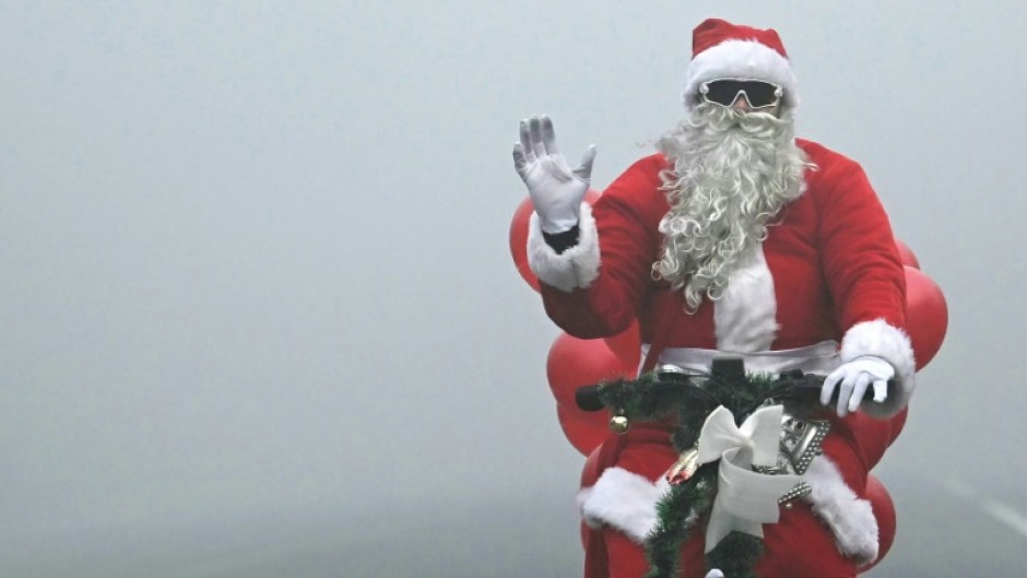 Santa Claus braves fog to spread some cheer in New Delhi 