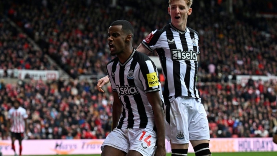 Newcastle's Alexander Isak (L) celebrates scoring against Sunderland