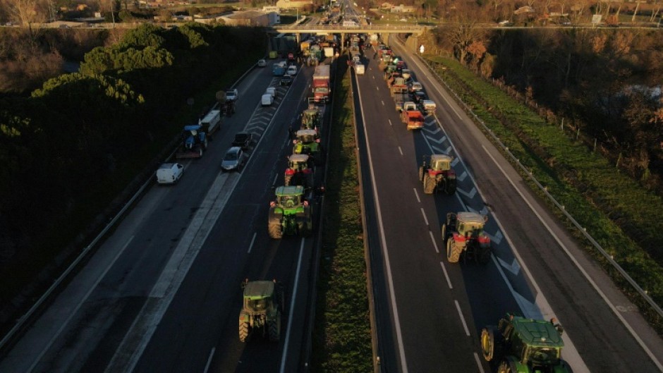 Angry farmers block freeway in southwestern France