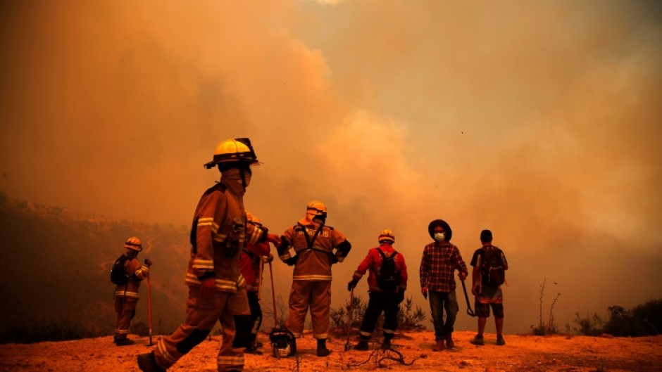 Firefighters at work in the hills of Valparaiso region on February 3, 2024