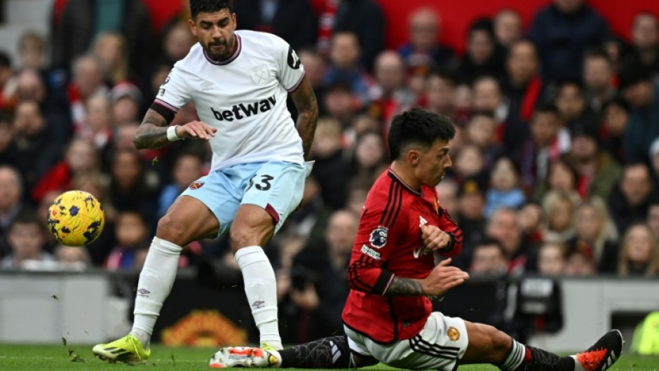 Manchester United's Lisandro Martinez (R) suffered a potentially serious knee injury