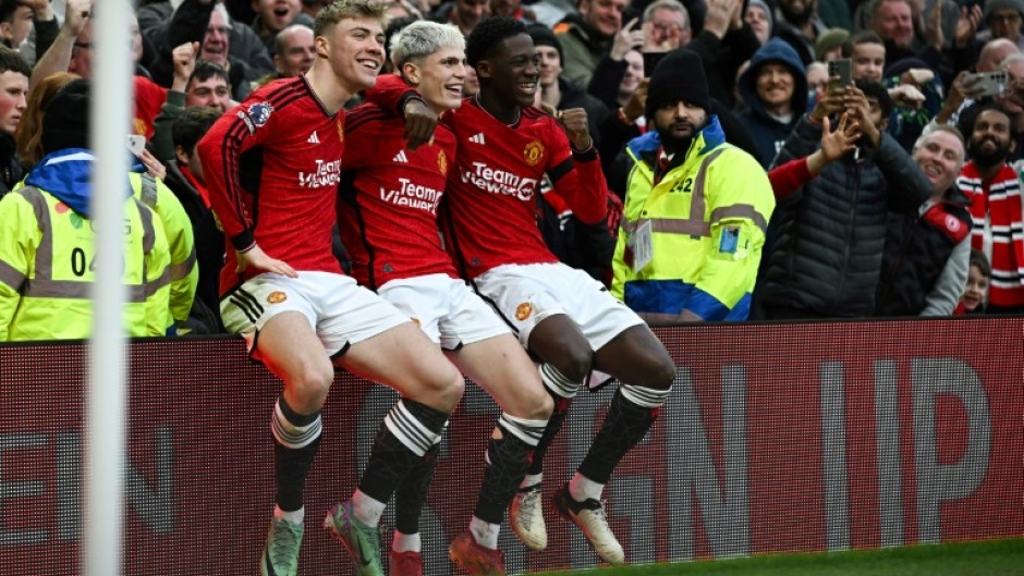 Manchester United's Alejandro Garnacho (C), Rasmus Hojlund (L) and Kobbie Mainoo (R)