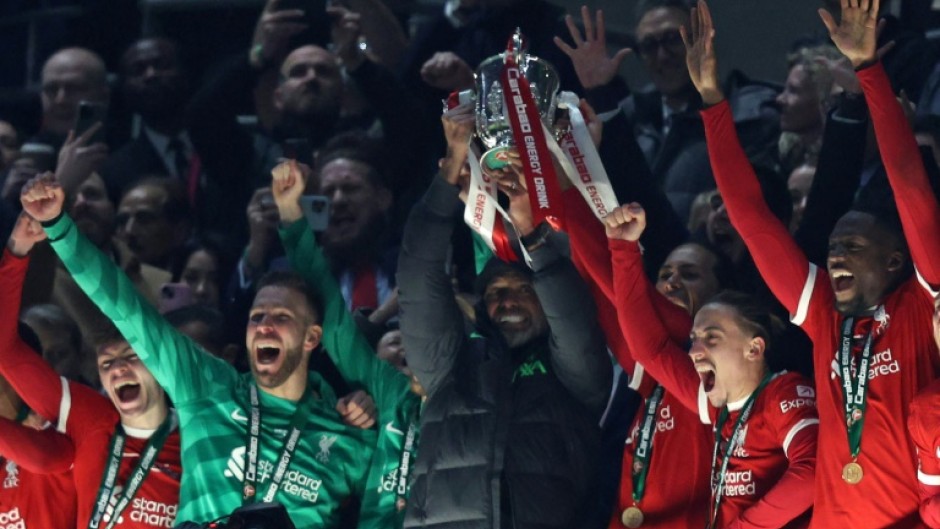 Liverpool manager Jurgen Klopp (C) and Virgil van Dijk lift the League Cup