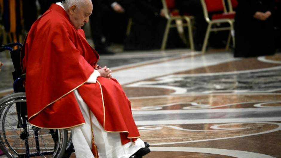 Le pape François préside la célébration de la Passion à la basilique Saint-Pierre au Vatican, le 29 mars 2024.