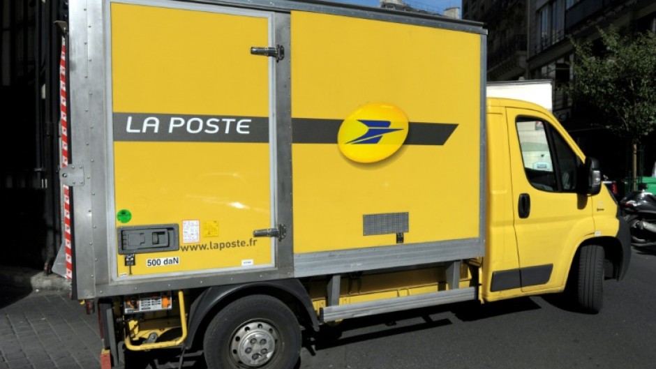 Working with community centres, hospitals and caterers, French postal drivers already deliver mostly elderly people more than 15,000 meals per day