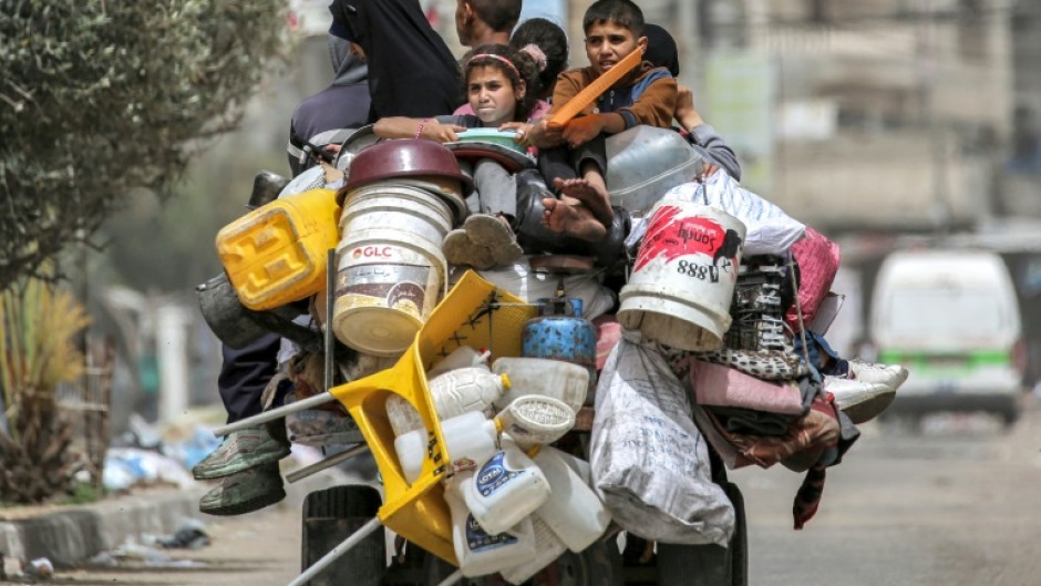 Leaving Rafah for Khan Yunis: a family with what belongings they can take with them