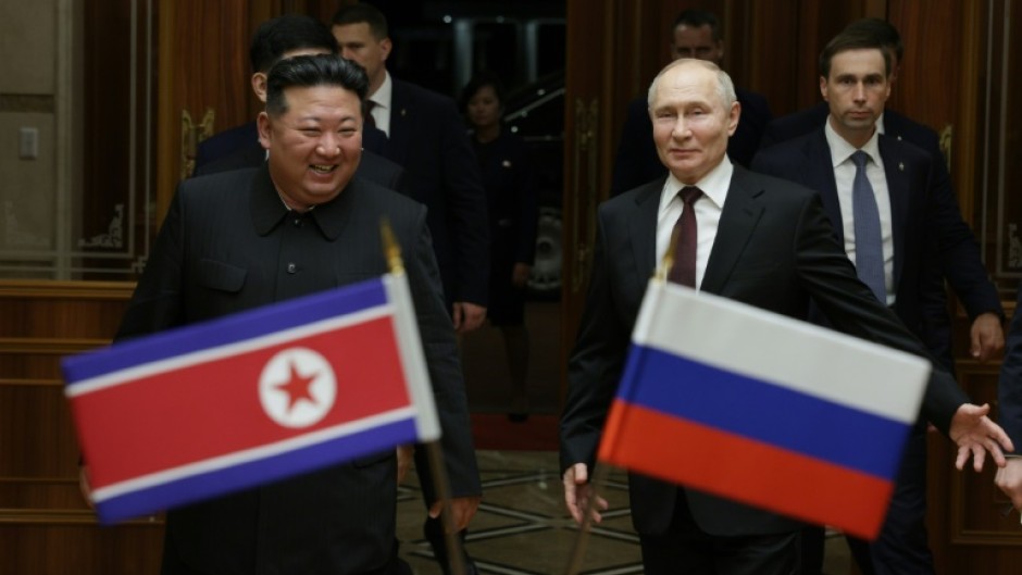 North Korean leader Kim Jong Un (L) and Russian President Vladimir Putin arrive for a welcoming ceremony in Pyongyang