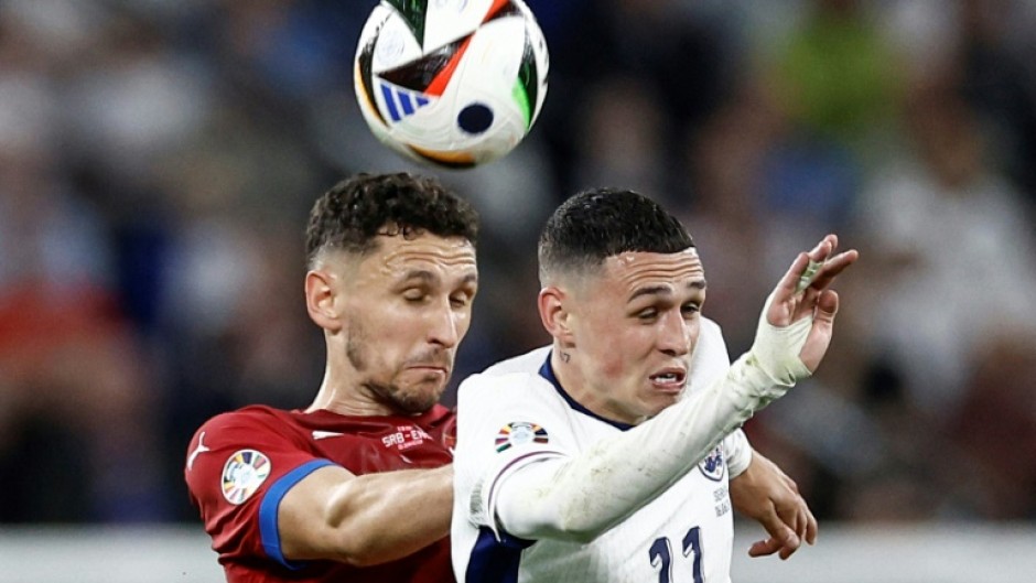 England's Phil Foden (R) struggled to make an impact against Serbia