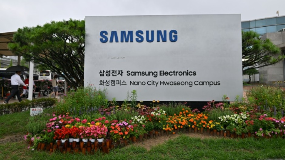 A union representing thousands of Samsung workers says it is extending a strike indefinitely