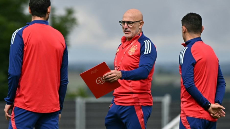 Spain coach Luis de la Fuente (C) wants his "brilliant" side to make history by winning a fourth Euros trophy