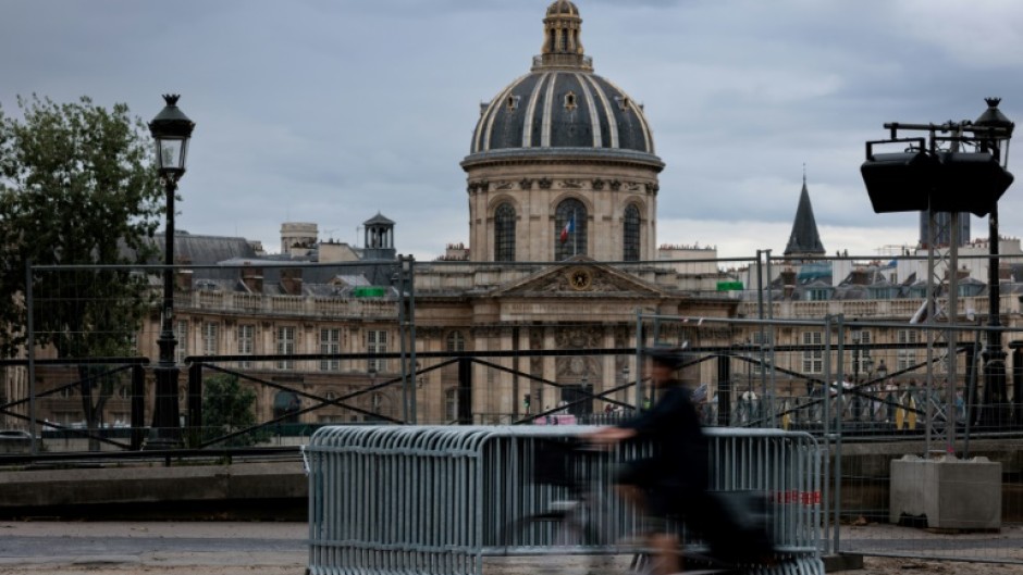 Paris shops, restaurants, bars and clubs are facing a slump in business and footfall, trade groups say