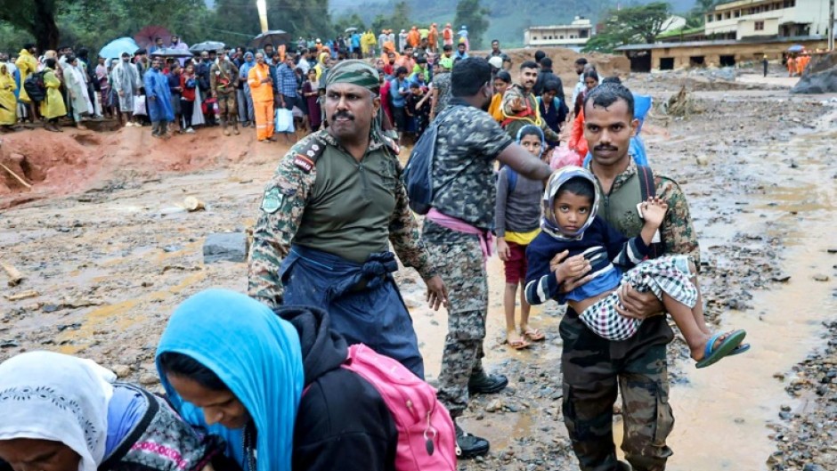 Bad weather has hampered rescue efforts in India's Kerala state, which was hit by fatal landslides