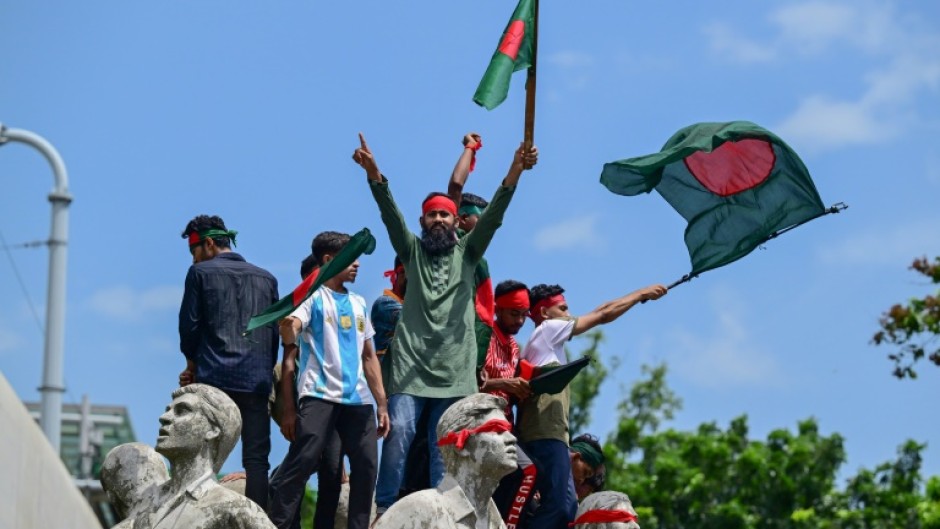 Bangladeshi protesters on Sunday demanded the premier resign; more than 260 people have been killed since protest began in July