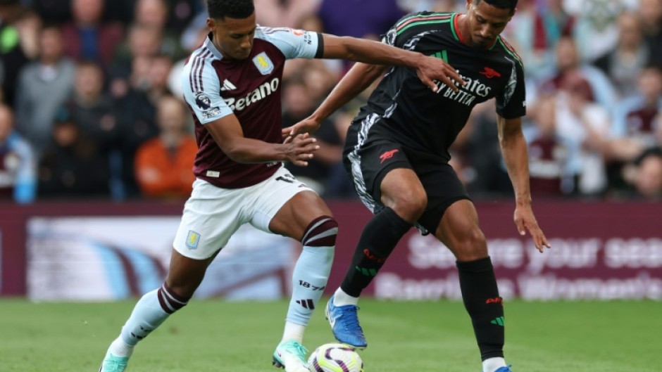 Aston Villa's Ollie Watkins (L) vies with Arsenal's William Saliba