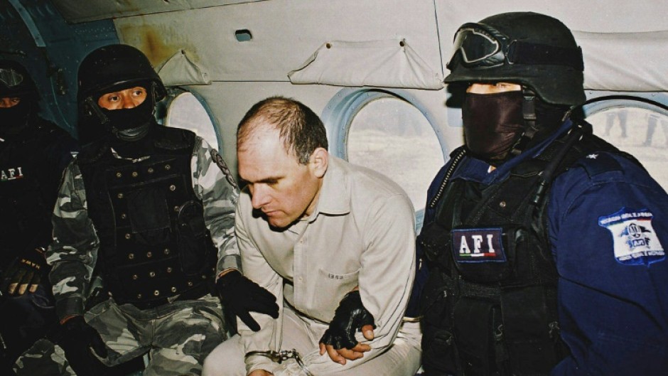 Osiel Cardenas Guillen in custody of Mexican agents during his extradition to the United States in 2007