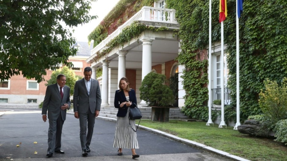 Spanish Prime Minister Pedro Sanchez (C) met with Venezuelan opposition candidate Edmundo Gonzalez Urrutia (L) and his daughter Carolina Gonzalez in Madrid