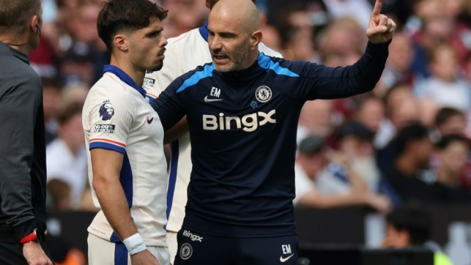 Chelsea boss Enzo Maresca (R) speaks with Pedro Neto