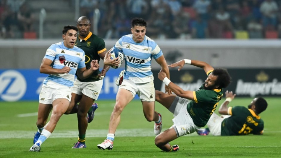 Argentina fly-half Tomas Albornoz (C) evades South Africa scrum-half Jaden Hendrikse in Santiago del Estero.