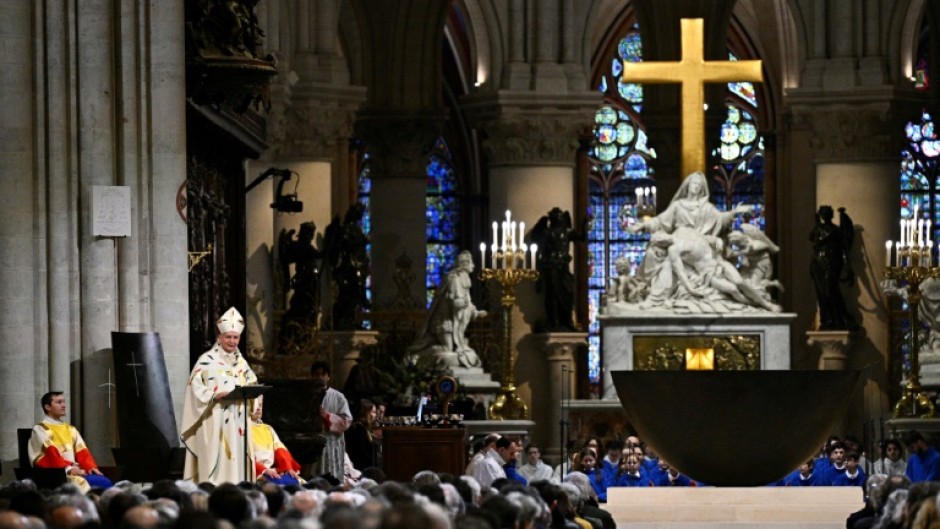 Archbishop of Paris Laurent Ulrich consecrated the main alter