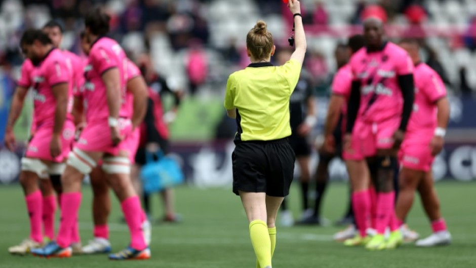 Scottish referee Hollie Davidson brandishes a red card at Sekou Macalou of Stade Francais