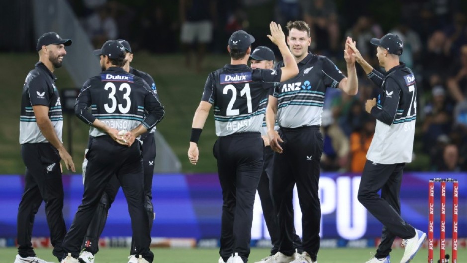 New Zealand's Jacob Duffy (C) celebrates the wicket of Sri Lanka's Kamindu Mendis during a Twenty20 cricket match at Bay Oval in Mount Maunganui