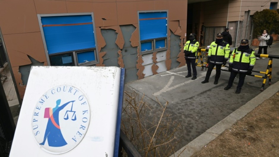 Yoon supporters attacked Seoul Western Court after it extended the president's detention