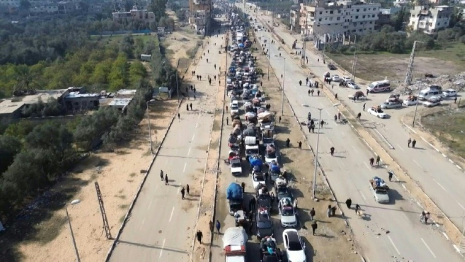 Aerial footage of displaced Palestinians driving back to northern Gaza via Salaheddin road