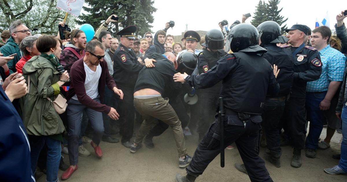 Рус ньюс. Рус Ньюс протесты в Новосибирске. 12 Июня 2017 СПБ задержания. Максим Резник задержан.