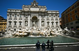 The fountain is so farmous the crowds in the square surrounding it are often so deep it is difficult to get a good look.