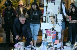 Geoff Payne (L), the father of One Direction pop singer Liam Payne, looks at a note placed by fans paying tribute to his late son outside the CasaSur Hotel in Buenos Aires on October 18, 2024