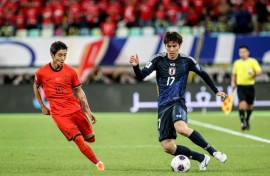 China's Wei Shihao (L) fights for the ball with Japan's Ao Tanaka