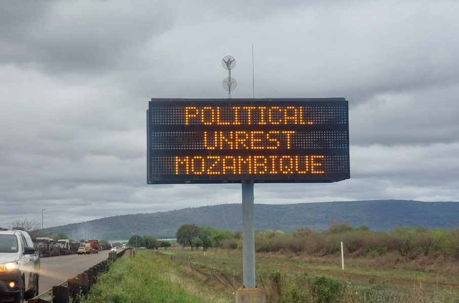 A sign warning motorists of unrest in Mozambique. eNCA/Hloni Mtimkulu